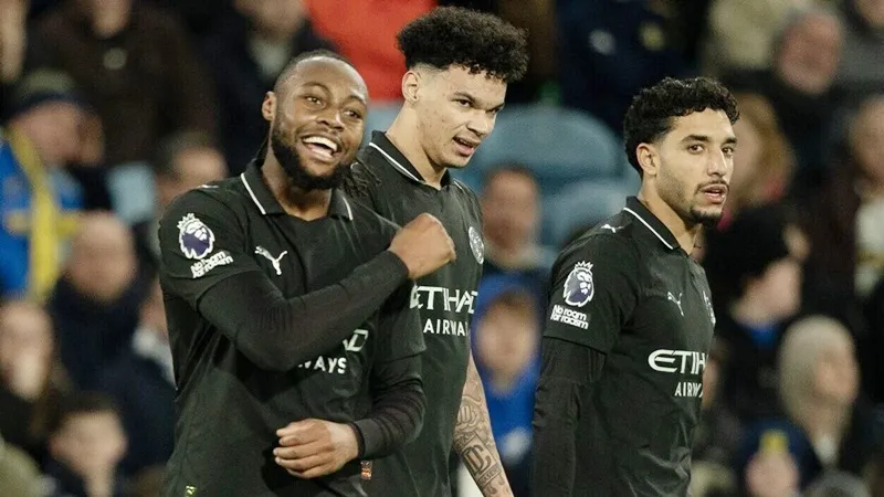 Man.City thắng trận thứ 4 liên tiếp rút ngắn khoảng cách với Arsenal xuống còn 2 điểm. 