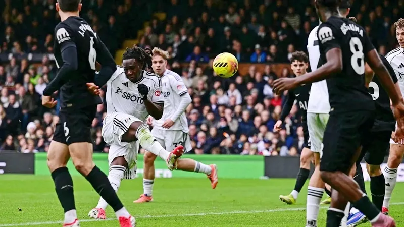 Iwobi (giữa, Fulham) ghi bàn vào lưới Tottenham