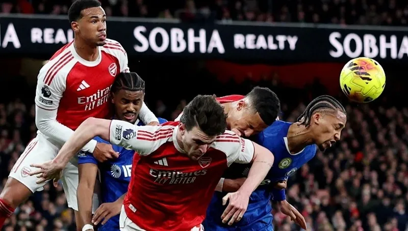 Các cầu thủ Chelsea bị đối thủ Arsenal ôm chặt đến mức không thể vùng vẫy