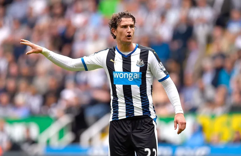 Daryl Janmaat người từng tạo dấu ấn ở giải Ngoại hạng Anh trong màu áo Newcastle.