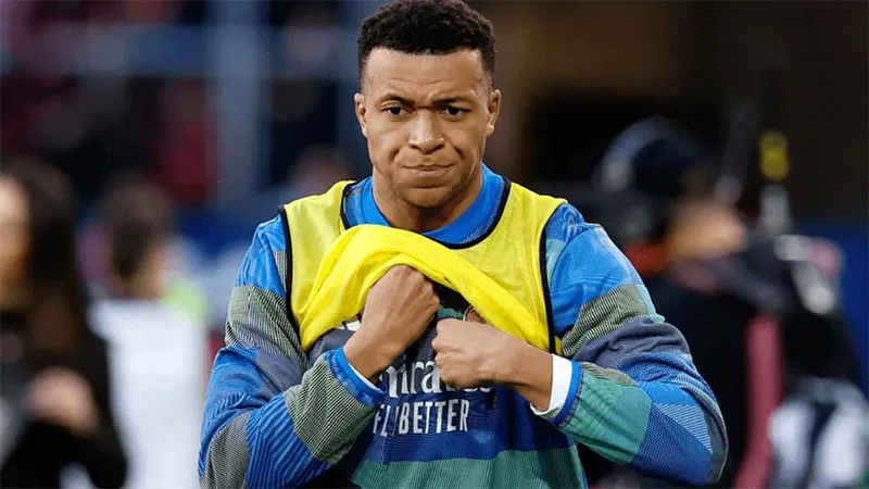 Kylian Mbappe đến Paris để điều trị chấn thương đầu gối nhưng không có kế hoạch phẫu thuật.