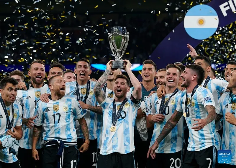 Lionel Messi và Argentina đánh bại Italy 3-0 nâng cao cúp Finalissima tại Wembley vào năm 2022.