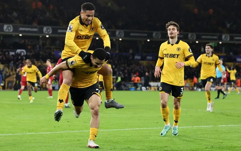 Đội cuối bảng Wolves gây sốc khi đánh bại đương kim vô địch Liverpool với tỷ số 2-1.