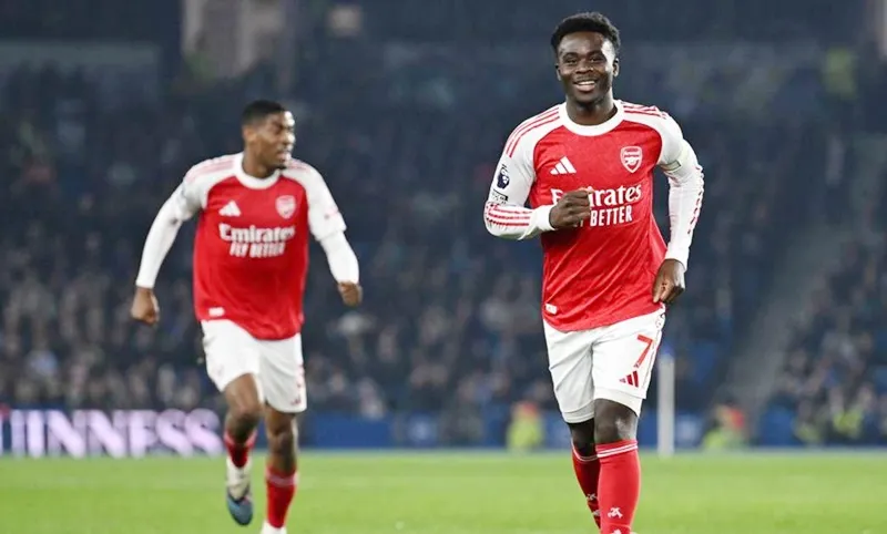 Bukayo Saka ghi bàn giúp Arsenal thắng sít sao 1-0 trên sân Brighton.