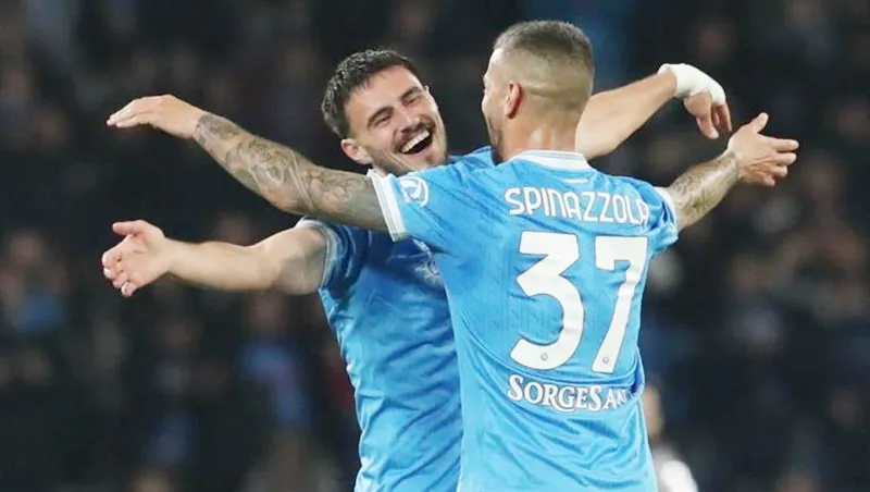 Napoli đánh bại Torino 2-1 để thu hẹp khoảng cách với đội nhì bảng AC Milan xuống còn một điểm.