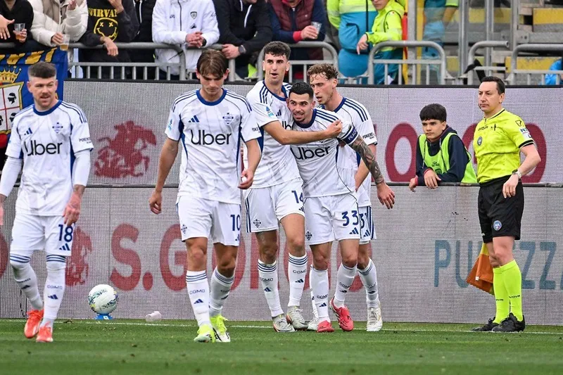 Como thắng 2-1 tại Cagliari qua đó san bằng điểm số ở vị trí thứ 4 Serie A. 