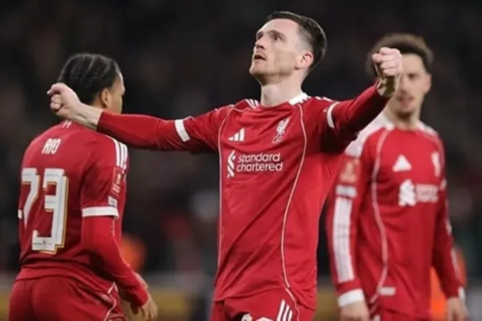 Andy Robertson ăn mừng bàn thắng trên sân Wolves