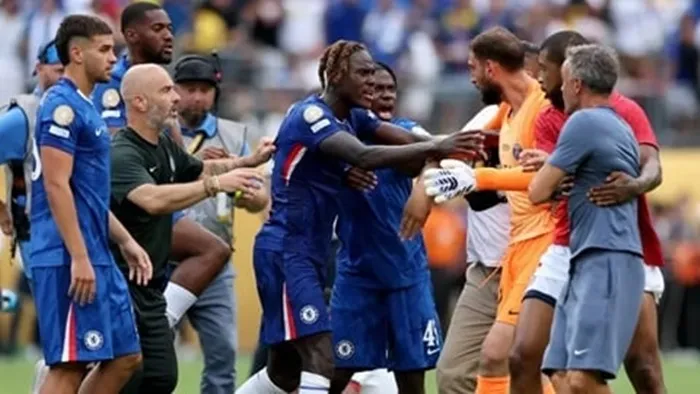 HLV Luis Enrique (PSG, bên phải) tham gia cuộc xô xát với Chelsea