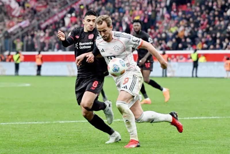 Bayern Munich hòa 1-1 trên sân Bayer Leverkusen sau khi có 2 cầu thủ bị đuổi khỏi sân.