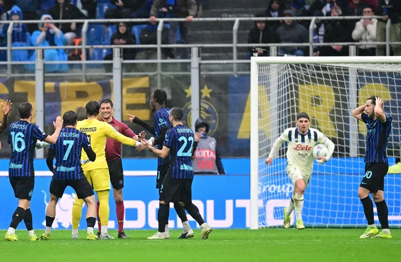 Inter Milan gặp thêm trở ngại trong nỗ lực giành lại chức vô địch Serie A sau trận hòa Atalanta 1-1.