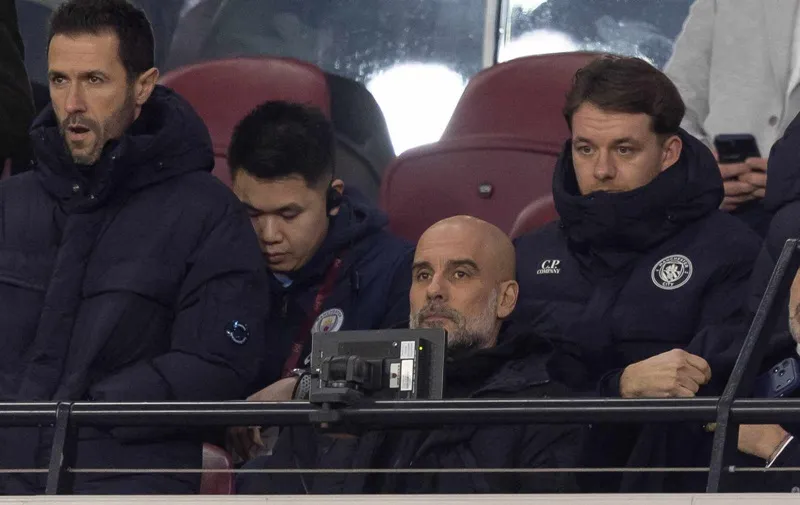 HLV Pep Guardiola ngồi trên khán đài theo dõi trận đấu vì bị cấm chỉ đạo