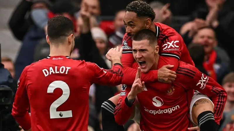 Benjamin Sesko và Matheus Cunha ăn mừng chiến thắng