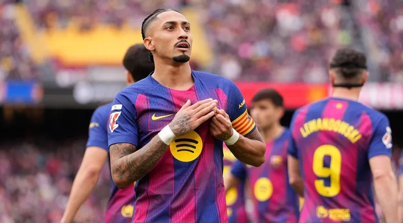 Raphinha lập hat-trick giúp Barcelona đánh bại Sevilla 5-2 qua đó tái lập khoảng cách 4 điểm với Real Madrid.