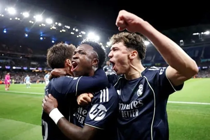 Các cầu thủ Real Madrid ăn mừng chiến thắng Manchester City 2-1 ở lượt về
