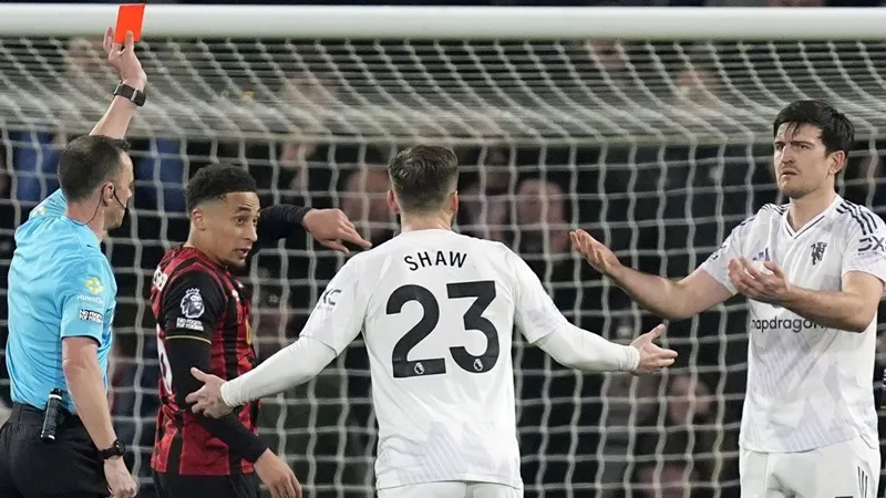 Harry Maguire nhận thẻ đỏ khiến Man.United hòa 2-2 trên sân Bournemouth.