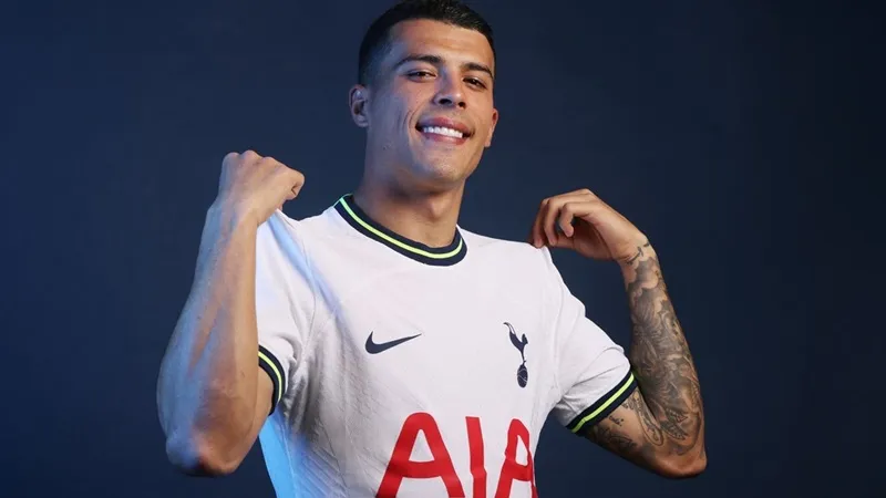 Pedro Porro vui mừng trước bầu không khí chiến thắng ở Gà trống