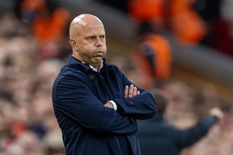 Arne Slot thấy vị trí đang bị xem xét chưa đầy một năm dẫn dắt Liverpool giành chức vô địch Ngoại hạng Anh thứ 20.