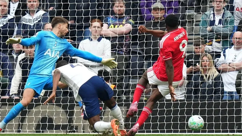 Awoniyi (Nottingham Forest) ấn định tỷ số 3-0 ở phút 87