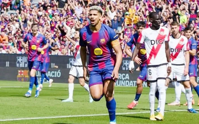 Ronald Araujo ghi bàn quyết định giúp Barcelona thắng 1-0 trước Rayo Vallecano.
