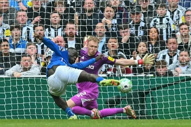 Bryan Brobbey ghi bàn quyết định cho Sunderland ở phút 90