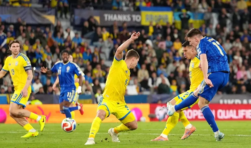 Viktor Gyokeres lập hat-trick giúp đội tuyển Thụy Điển giành chiến thắng 3-1 trước Ukraine.