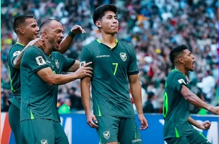 Bolivia lội ngược dòng đánh bại Suriname 2-1 để giành vé vào chung kết gặp Iraq.