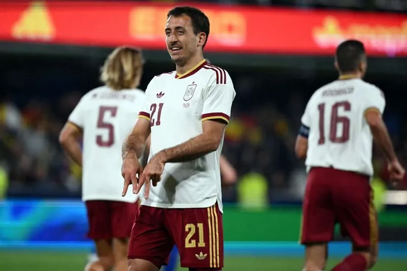 Mikel Oyarzabal ghi 2 bàn trong chiến thắng 3-0 của Tây Ban Nha trước Serbia.