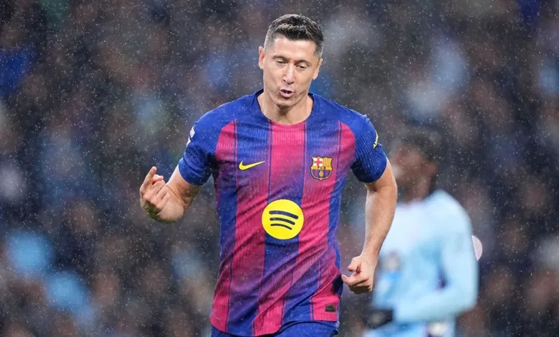 Robert Lewandowski đang tiến đến thời điểm phải đưa ra quyết định về tương lai ở Barcelona.