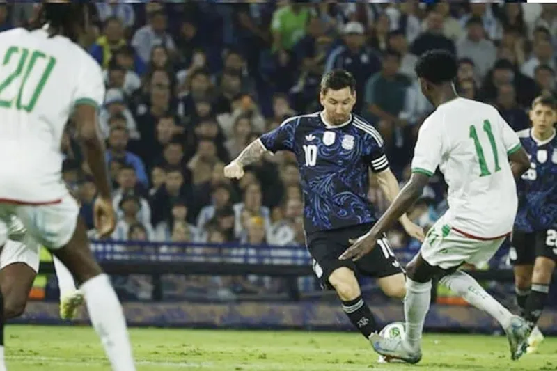 Leo Messi vào sân ở hiệp 2 khi Argentina bị Mauritania dồn áp cuối trận