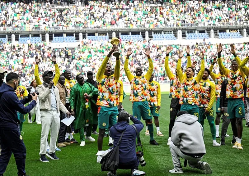 Senegal mừng cúp vô địch Cúp bóng đá châu Phi trước hàng ngàn người hâm mộ tại Pháp.