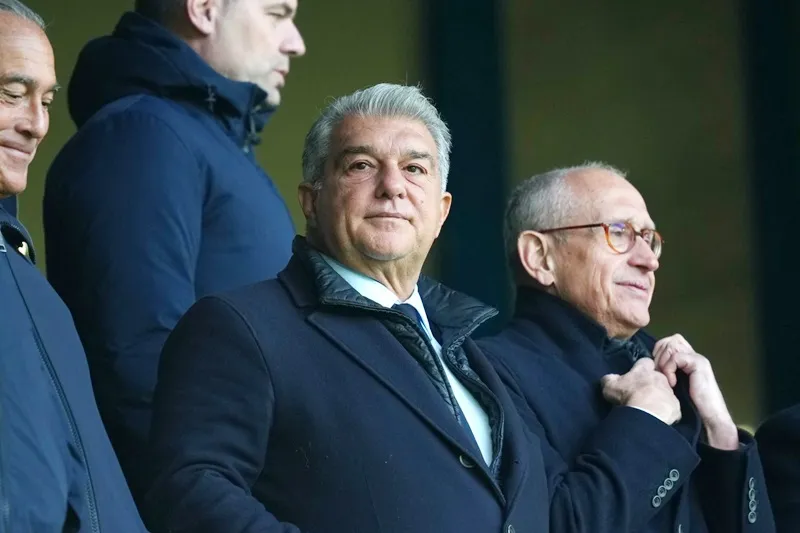 Chủ tịch Joan Laporta hé mở những thay đổi quan trọng về chiến lược nhân sự của Barcelona.