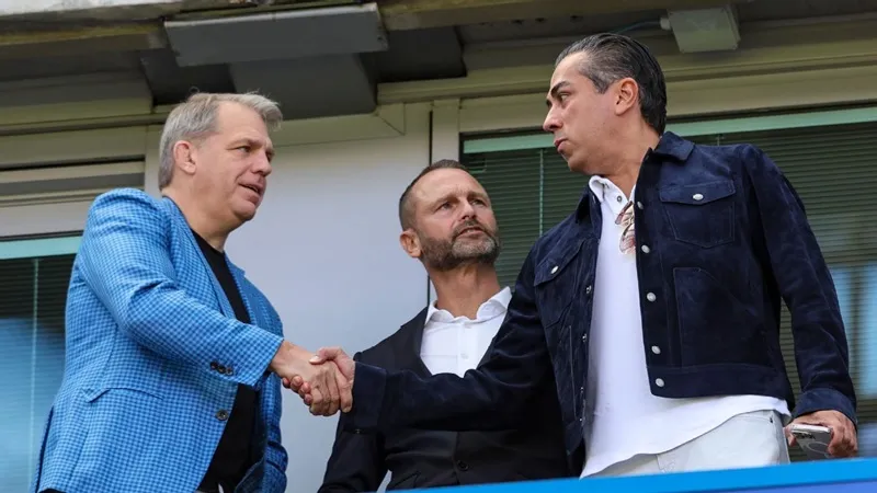 Chelsea đã chi khoảng 1,5 tỷ kể từ khi được tiếp quản bởi nhóm chủ sở hữu mới do Todd Boehly (trái) đứng đầu.