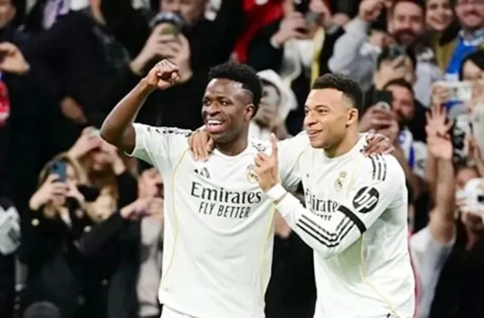 Vinicius (trái) và Mbappe ở Real Madrid