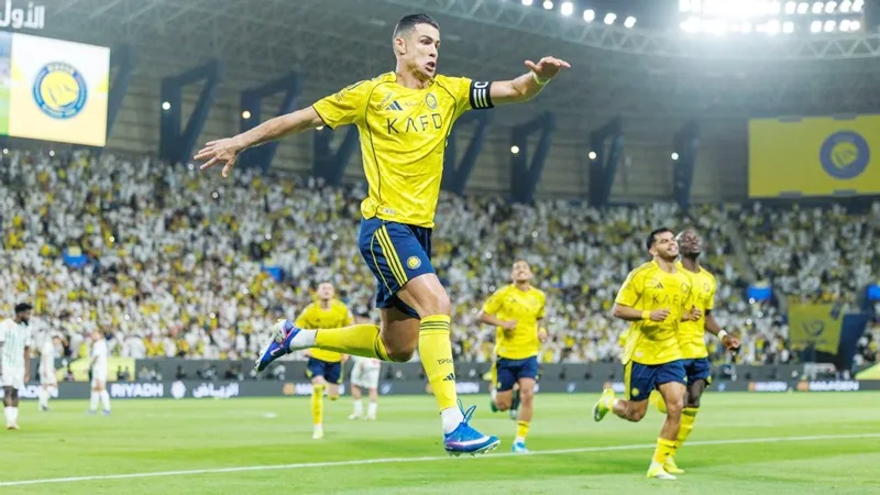 Cristiano Ronaldo ghi 2 bàn giúp Al Nassr giành chiến thắng 5-2 trước Al Najma.