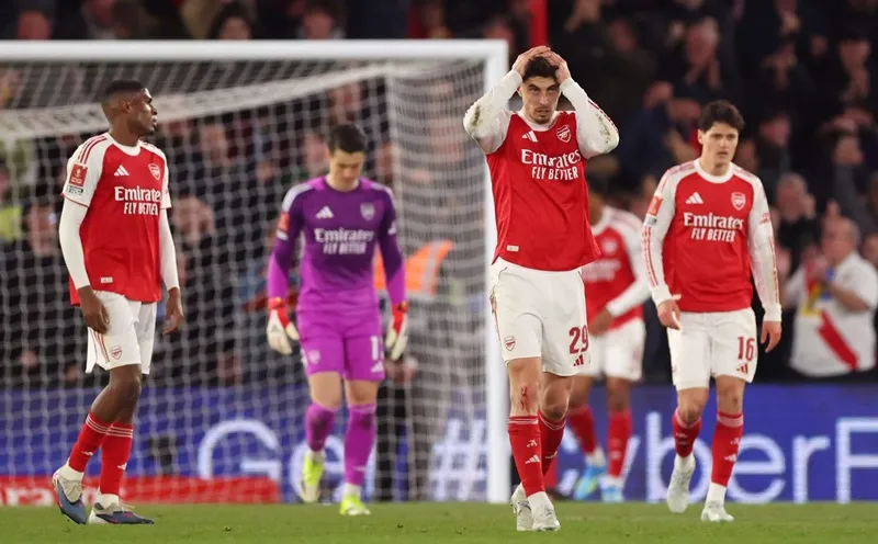 Arsenal để vuột thêm một danh hiệu khác khi thua Southampton 1-2 ở tứ kết FA Cup.