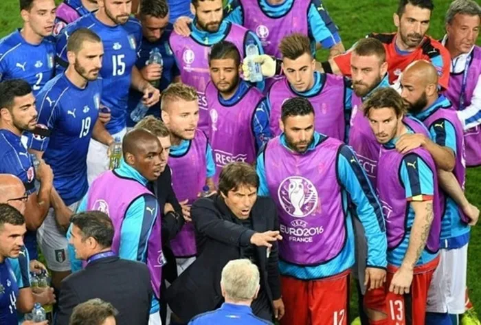 HLV Antonio Conte trong trận tứ kết EURO 2016 với tuyển Đức