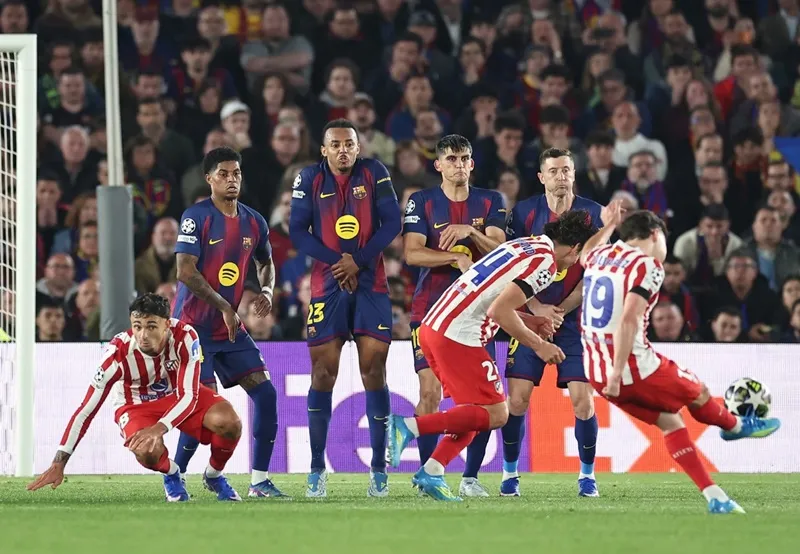 Cú sút phạt thần sầu của Julian Alvarez tung lưới Bacelona