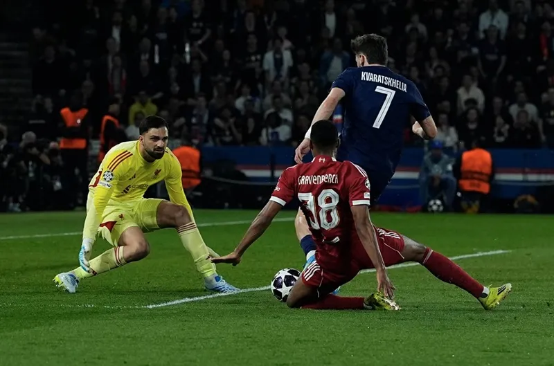 PSG (Khvicha Kvaratskhelia) là đội duy nhất thắng (Liverpool) trên sân nhà ở vòng tứ kết