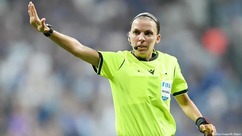 Trọng tài nữ lần đầu điều hành các trận đấu World Cup nam là tại Qatar 2022.