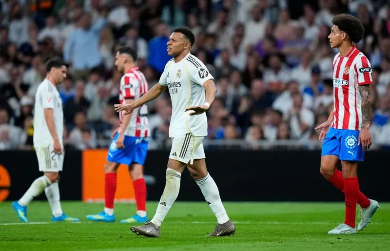 Real Madrid tiếp tục đánh mất điểm trong cuộc đua vô địch với trận hòa 1-1 trước Girona.