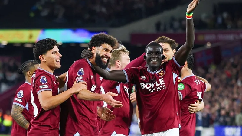 West Ham thoát khỏi khu vực xuống hạng lần đầu tiên kể từ tháng 12 với chiến thắng 4-0 trước Wolves. 