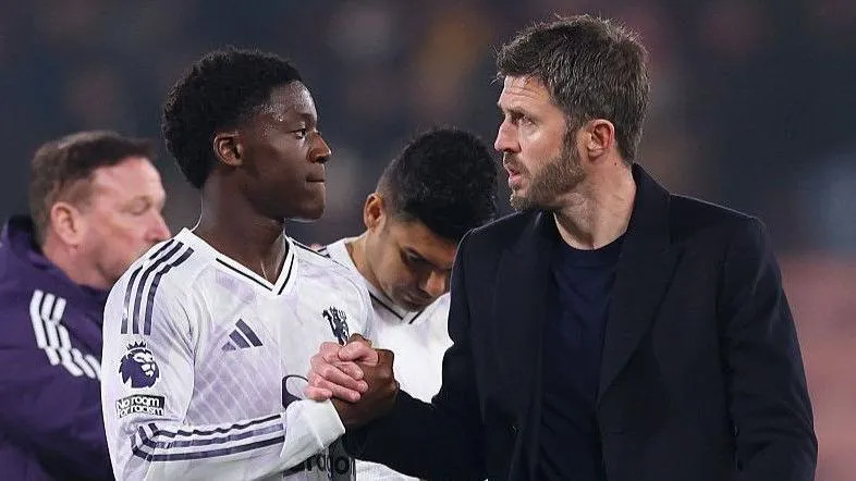 HLV Michael Carrick cho biết thỏa thuận hợp đồng mới với Kobbie Mainoo gần hoàn thành.