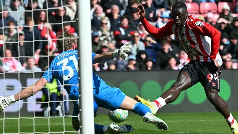 Thủ môn Antonin Kinsky xuất sắc cản phá cú sút cận thành của Brian Brobbey (Sunderland)