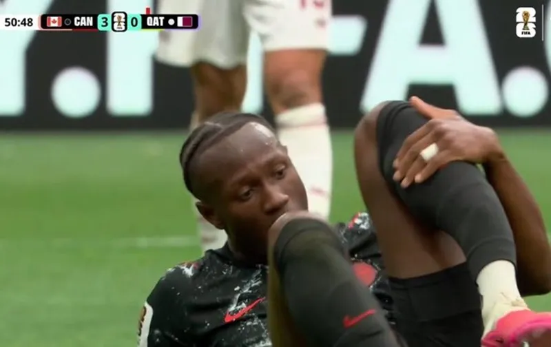 Ismael Kone của Canada bị gãy chân trong trận thắng 6-0 lịch sử trước Qatar.