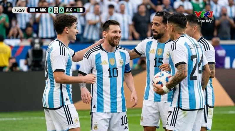 Lionel Messi lập hat-trick đầu tiên trong sự nghiệp World Cup trong chiến thắng Algeria 3-0.