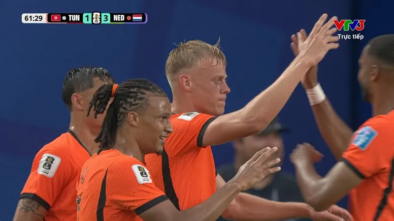 Hà Lan dễ dàng vượt qua đội đã bị loại Tunisia với tỷ số 3-1 để dẫn đầu bảng F với 7 điểm.