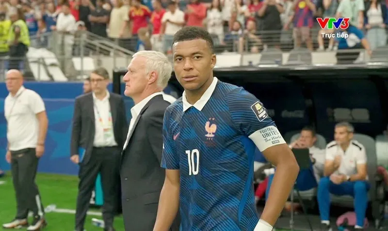 HLV Didier Deschamps và Kylian Mbappe thất vọng với màn trình diễn của tuyển Pháp.