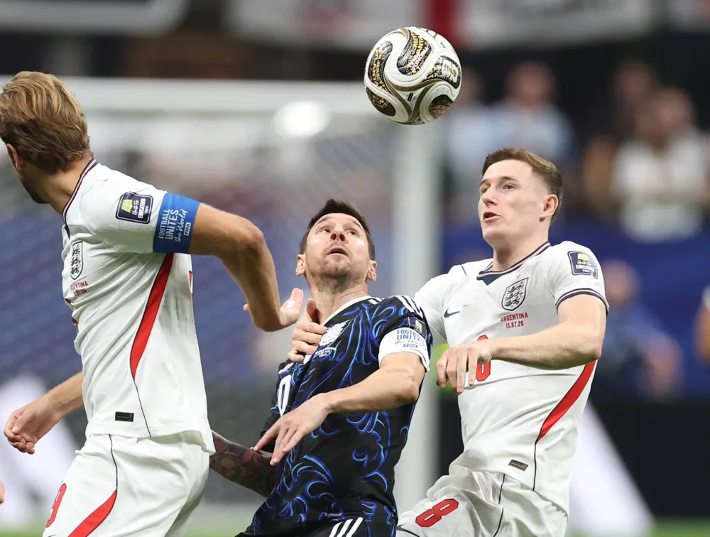Tuyển Anh không thể ngăn cản Lionel Messi kiến tạo cho Enzo Fernandez và Lautaro Martinez lập công. Ảnh: THX