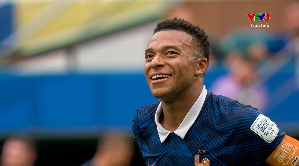 Kylian Mbappe trở thành cầu thủ đầu tiên giành Chiếc giày vàng World Cup 2 kỳ giải liên tiếp.