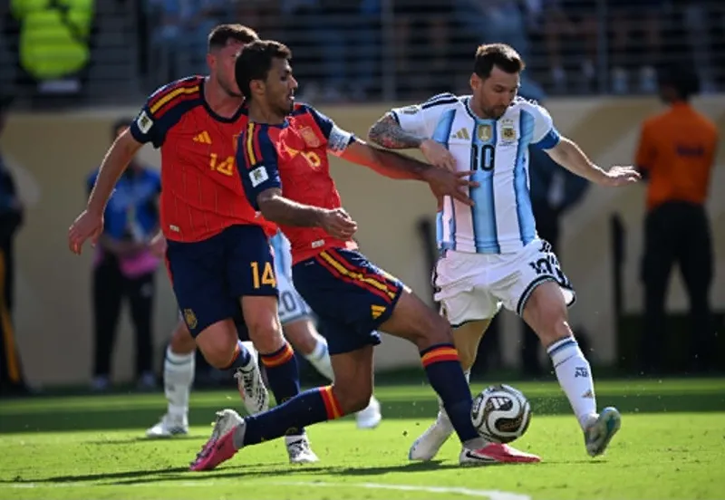 Rodri (trái) đã chiến thắng Lionel Messi trong trận chung kết quyết định để giành luôn Quả bóng vàng. Ảnh: THX